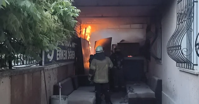 Bursa da erkek öğrenci yurdunda yangın; 3 kişi dumandan etkilendi Bursa Haberleri
