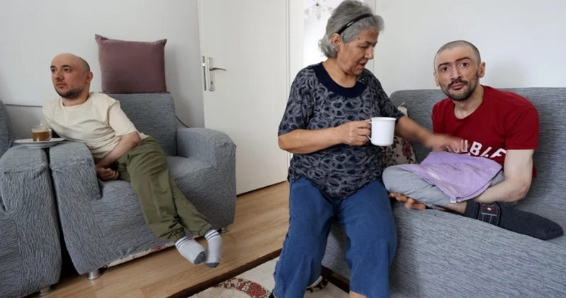 İki engelli oğluna 40 yıldır bakıyor
