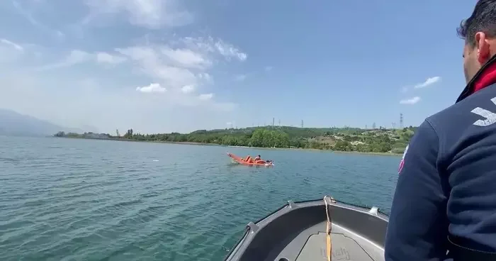 Sapanca Gölü nde pedallı kanoyla alabora olan 3 kişiyi jandarma kurtardı