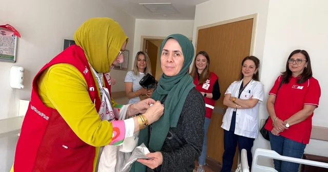 Eskişehir de Türk Kızılayı ndan çocukları hastanede tedavi gören annelere ziyaret Eskişehir Haberleri