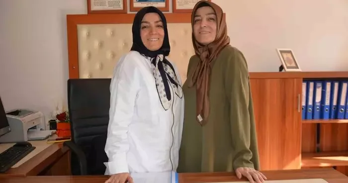 Ordu’da tek yumurta ikiz öğretmen anneler, aynı okulda 15 yıldır birlikte görev yapıyor