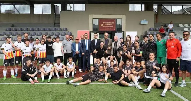 Ural Aküzüm: Türkiye de kadın futbolunu tabana yaymak gerekiyor