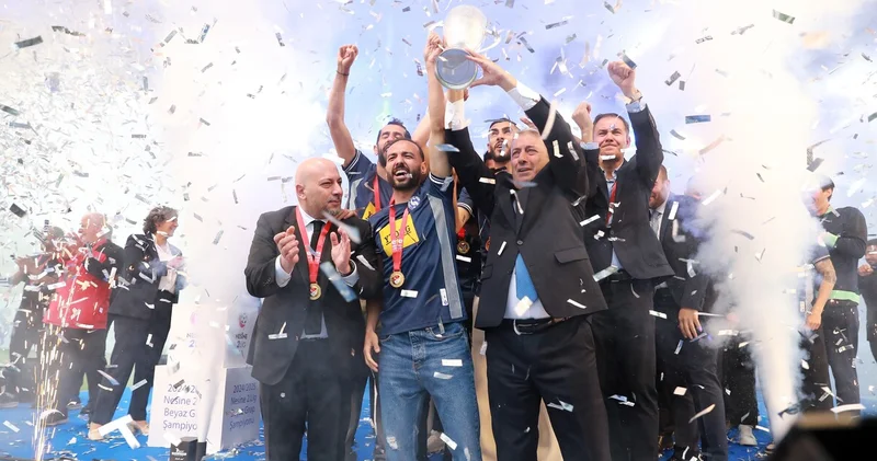 Sarıyer şampiyonluk kupasını aldı! Futbol Haberleri