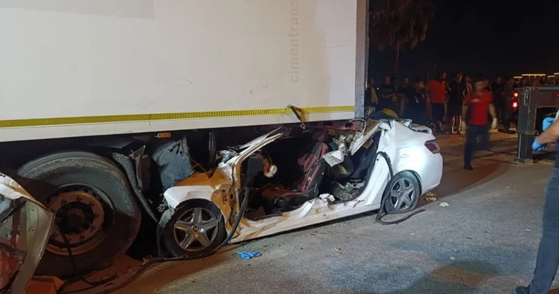 Silifke de TIR a çarpan otomobil hurdaya döndü: 2 ölü Son dakika haberleri