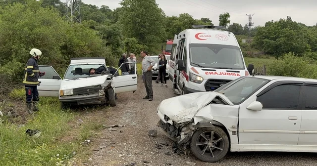 Çan da iki otomobilin çarpışması sonucu 2 sürücü yaralandı Çanakkale Haberleri