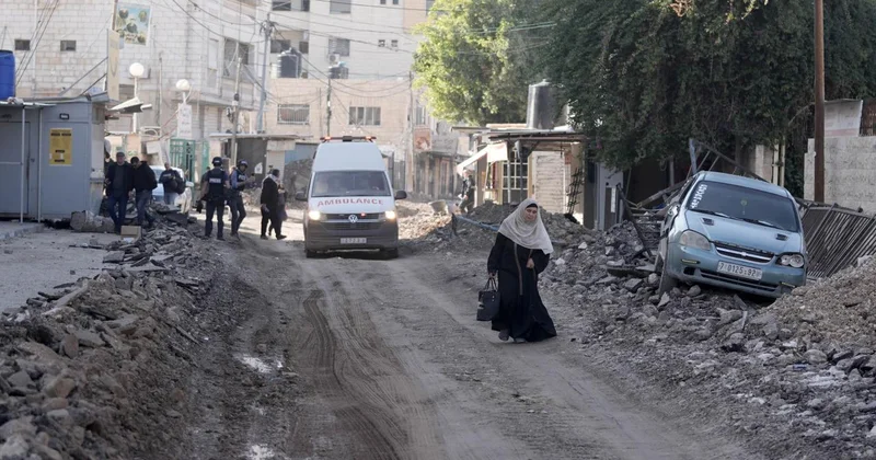 Katil İsrail ordusu, işgal altındaki Batı Şeria’da biri kadın 8 Filistinliyi gözaltına aldı