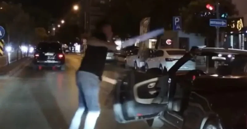 Trafikte dehşeti yaşattı! Döner bıçaklı maganda kamerada...