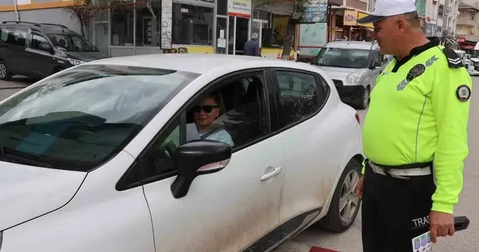 Polislerden hayat kurtaran trafik bilgilendirmesi