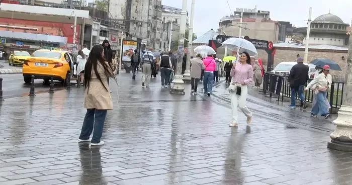 İstanbul Taksim Meydanı’nda rüzgar ve yağmur zor anlar yaşattı