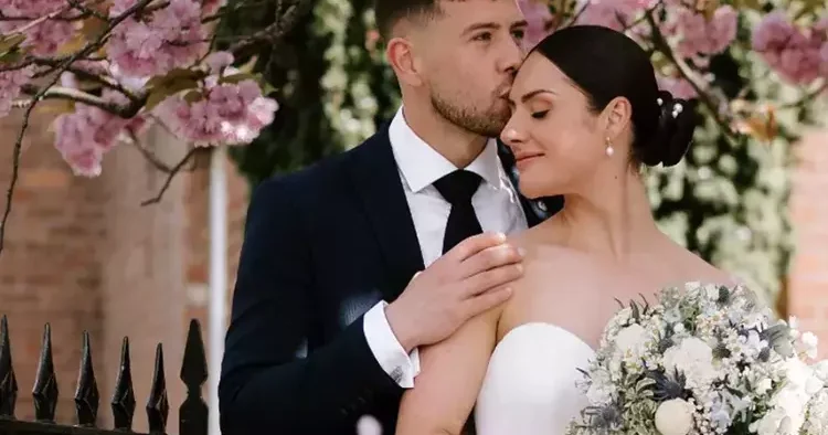 12 yaşından beri aynı dizide oynuyordu... Ünlü oyuncu öğretmen sevgilisiyle evlendi... Damat heyecandan adını bile unuttu