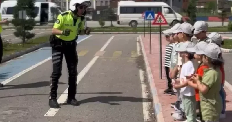 Trafik polisinden çocuklara: Biz sizi korumak için ayıyı bile döveriz