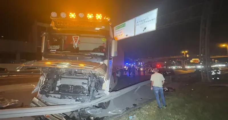 Beylikdüzü nde, karşı yöne geçen TIR motosiklet ile 2 otomobile çarptı: 1 ölü, 1 yaralı