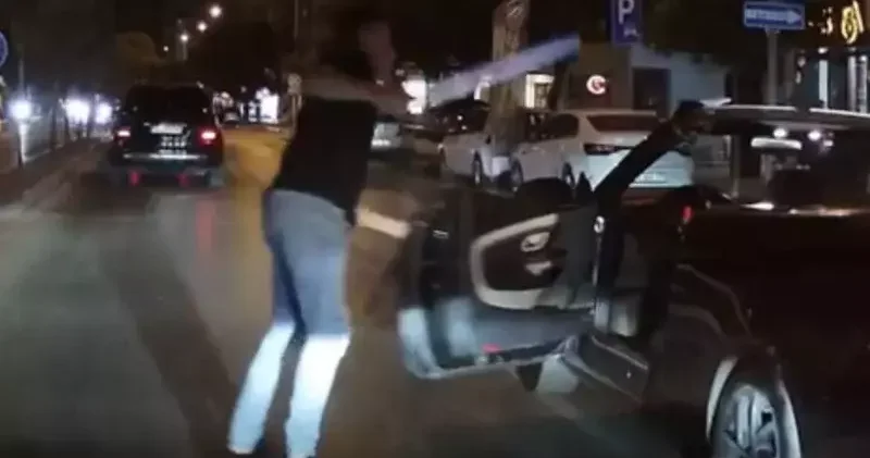 Trafikte tartıştı, kılıftan döner bıçağı çıkardı; o anlar kamerada