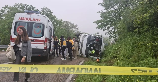 Sinop ta öğrencileri taşıyan otobüs ile otomobilin çarpışması sonucu 18 kişi yaralandı Sinop Haberleri