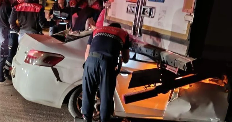 Mersin de otomobil park halindeki tıra çarptı: 2 ölü