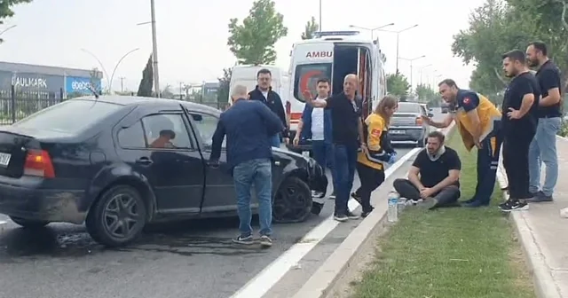 Kaldırım ile yön tabelasına çarpan otomobilin sürücüsü yaralandı Bursa Haberleri