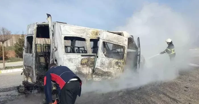 Yangın çıkan minibüs tamamen yanarak kullanılmaz hale geldi