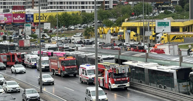 Beylikdüzü nde duraktaki metrobüse başka bir metrobüs çarptı