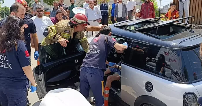 Direksiyon başında nöbet geçirdi! Bariyerlere çarparak durabildi