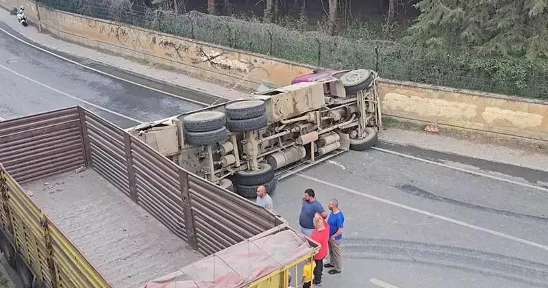 Beykoz da geri manevra yapan su tankeri devrildi