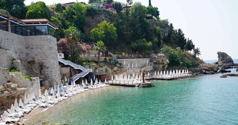 Antalya da tepki çeken 1000 liralık şezlong ücreti yarıya düşürüldü