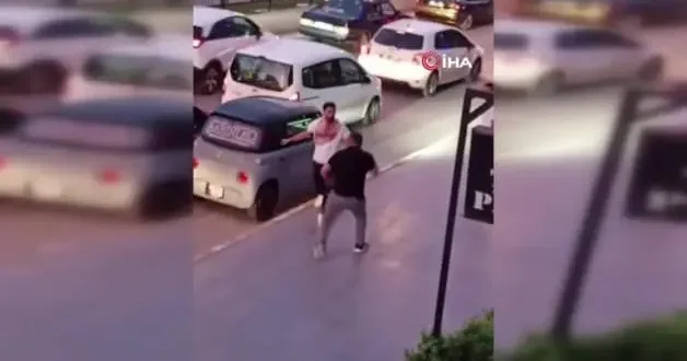 Biri kemerle diğeri bıçakla saldırdı! Husumetliler arasında çıkan kavga herkesi korkuttu