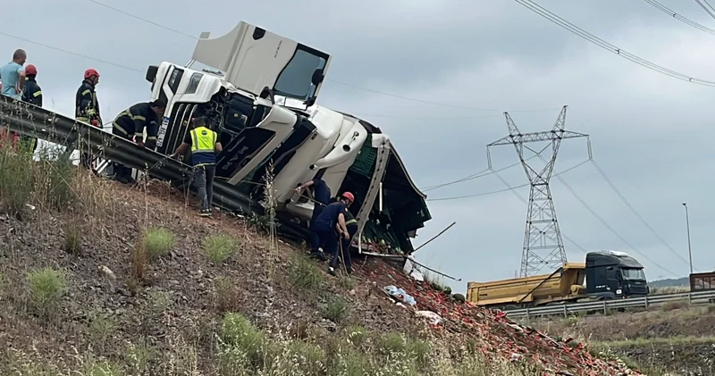 Virajı alamayan karpuz yüklü TIR devrildi: 1 ölü