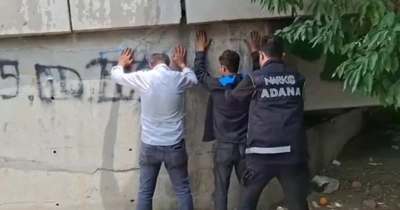 Adana da uyuşturucu kullanan 45 kişi suçüstü yakalandı
