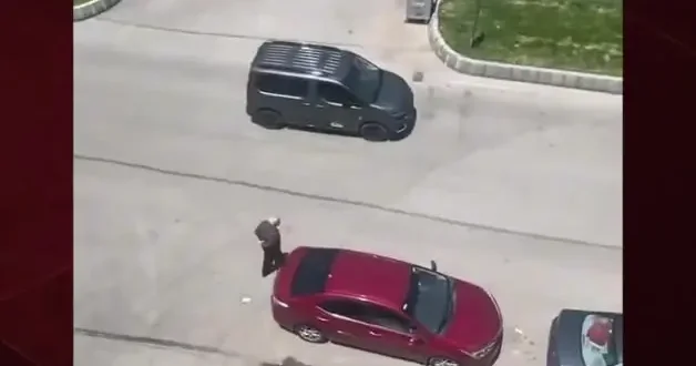 Parası yok ama arabası var! Sahtekar dilenciyi görenler şaştı kaldı...