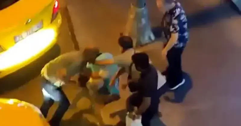 Avcılar da taksicilerin müşteri alma kavgası: Yumruk atıp yerde sürüklediler
