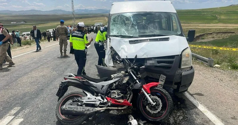 Van da motosiklet ile minibüs çarpıştı: 2 can kaybı