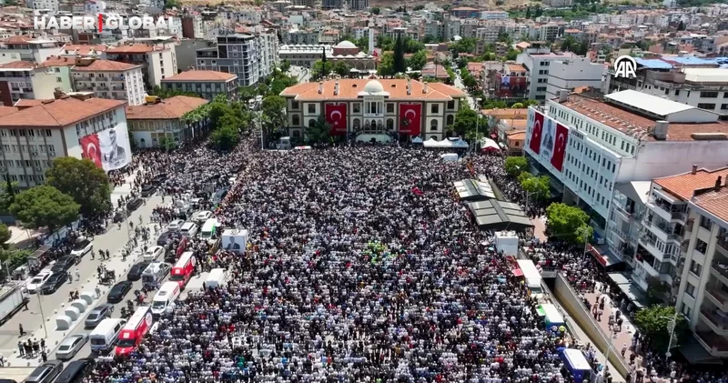 Ferdi Zeyrek’in cenazesindeki kalabalık havadan görüntülendi