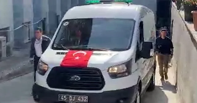 Ferdi Zeyrek in cenazesini taşıyan araç hastaneden ayrıldı VİDEO İZLE
