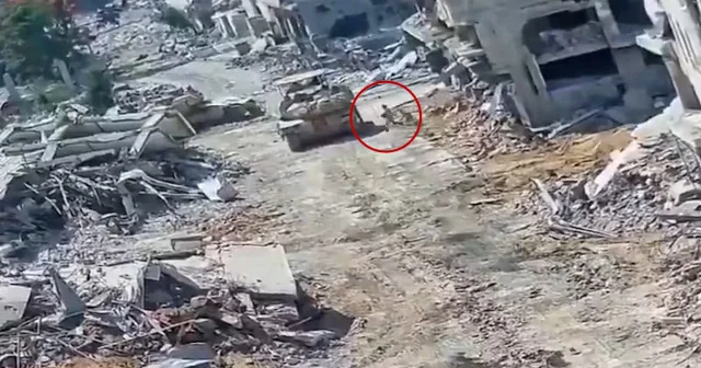Tünelden çıkan direnişçi İsrail tankına sıfır mesafeden patlayıcı yerleştirip havaya uçurdu VİDEO İZLE