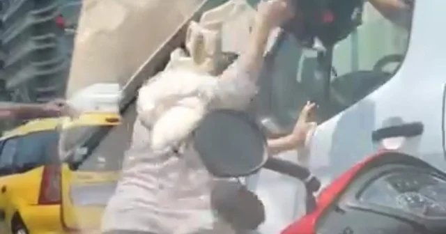 Trafikte sıkıştırdığını iddia ettiği kamyon şoförüne kaskıyla vurmaya çalıştı Adana Haberleri