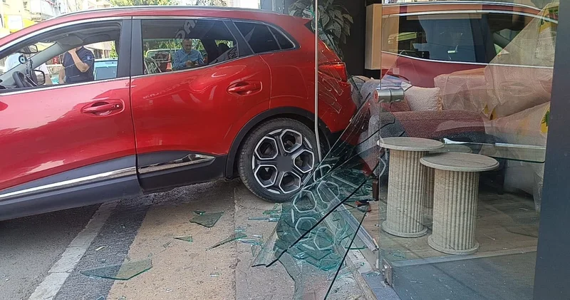Otomobil mobilya mağazasına daldı, facia ucuz atlatıldı
