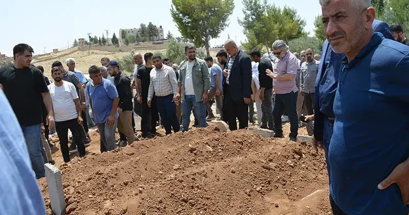 İzmir de kazada ölen 3 kardeş, Mardin’de yan yana toprağa verildi