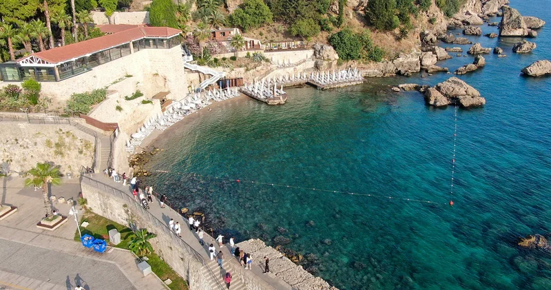 Antalya daki plaj tadilat gerekçesiyle kapatıldı