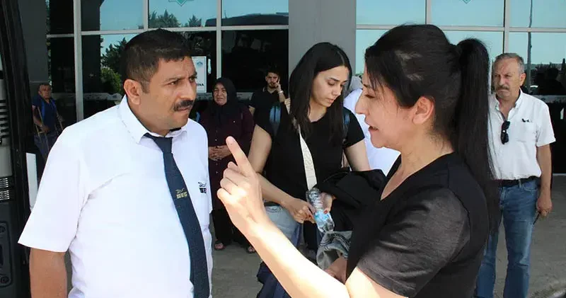Yolcu gibi otobüse binen komiser, telefonla konuşan şoföre ceza kesti
