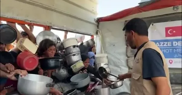 Soykırımın gölgesinde bir kap yemek: Gazze’de insanlık yok oluyor