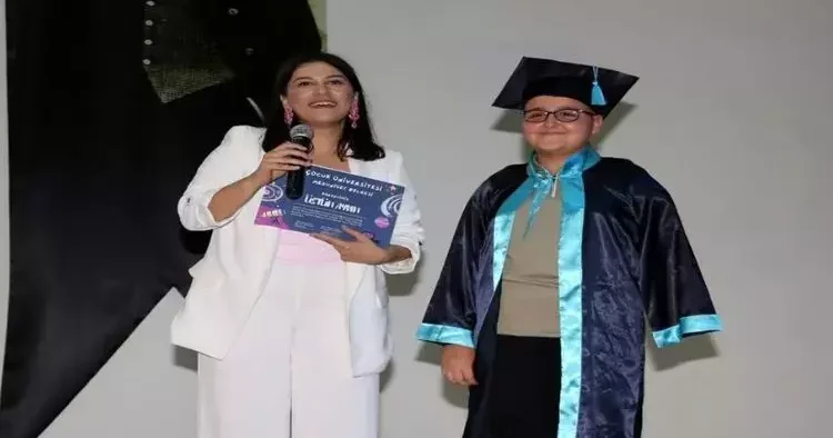 Deprem faciası küçük Aydın ı yıldırmadı! Kolu ampute olan Aydın, Çocuk Üniversitesi ni bitirdi, hayali pilot olmak