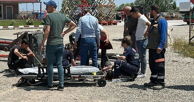 Bayrak asmak için çıktıkları vinç devrildi; 2 işçi yaralı Kütahya Haberleri