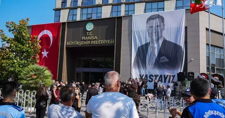 Başkan Ferdi Zeyrek e veda... Belediye önünde tören düzenleniyor