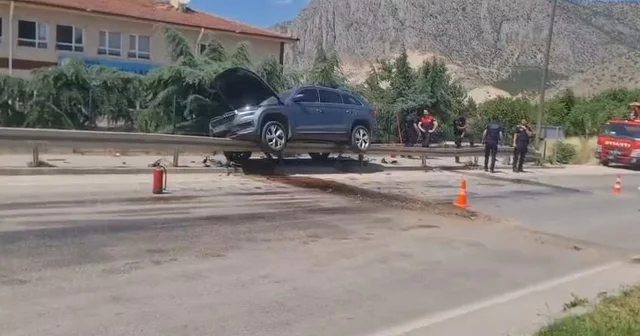 Otomobil, bariyere asılı kaldı: 1 yaralı Amasya Haberleri