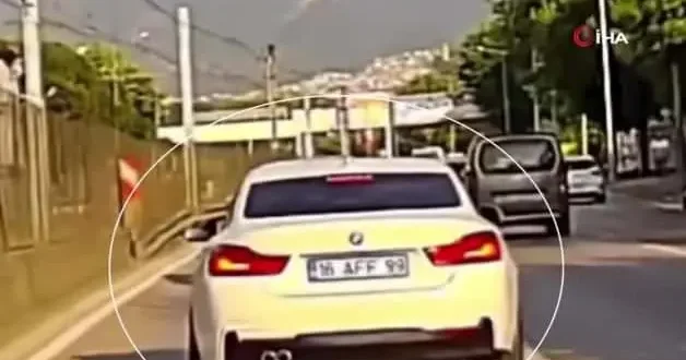 Trafik kurallarını hiçe sayarak makas atan maganda kamerada
