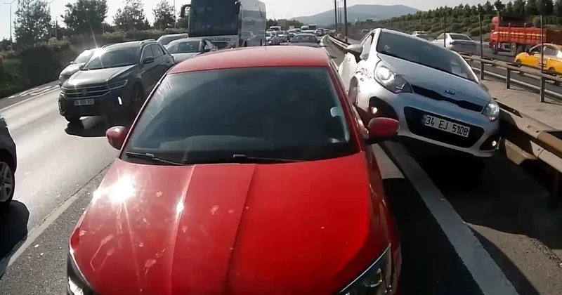 Trafikte duran araca arkasındaki otomobil çarptı