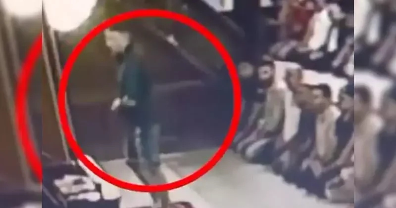 Camideki tavırları tepki çekti; akli dengesi yerinde değilmiş