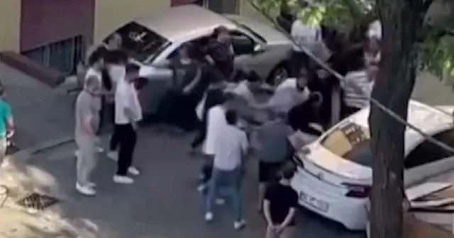 Esenyurt’ta kapıları zorlayan şüpheliyi mahalleli aralarına alıp darp etti VİDEO İZLE