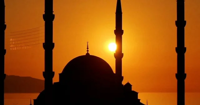 Karadeniz’de kızıl akşam: Trabzon’da gün batımı büyüledi VİDEO İZLE