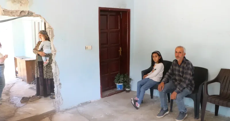 Yılan Korkusu Aileyi Bir Ev Yapmaya Zorladı